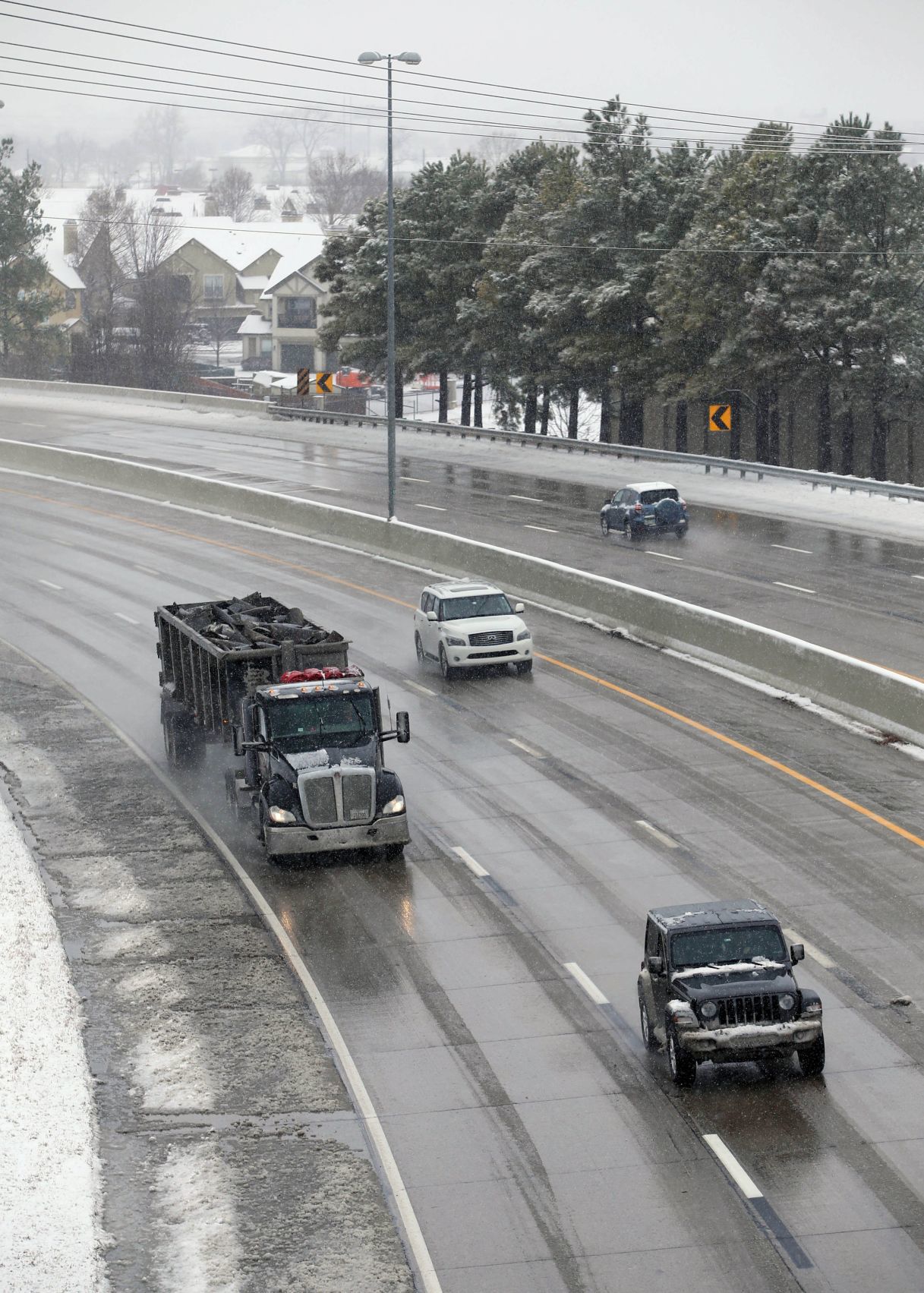 Snow falls on Tulsa area, northeast Oklahoma